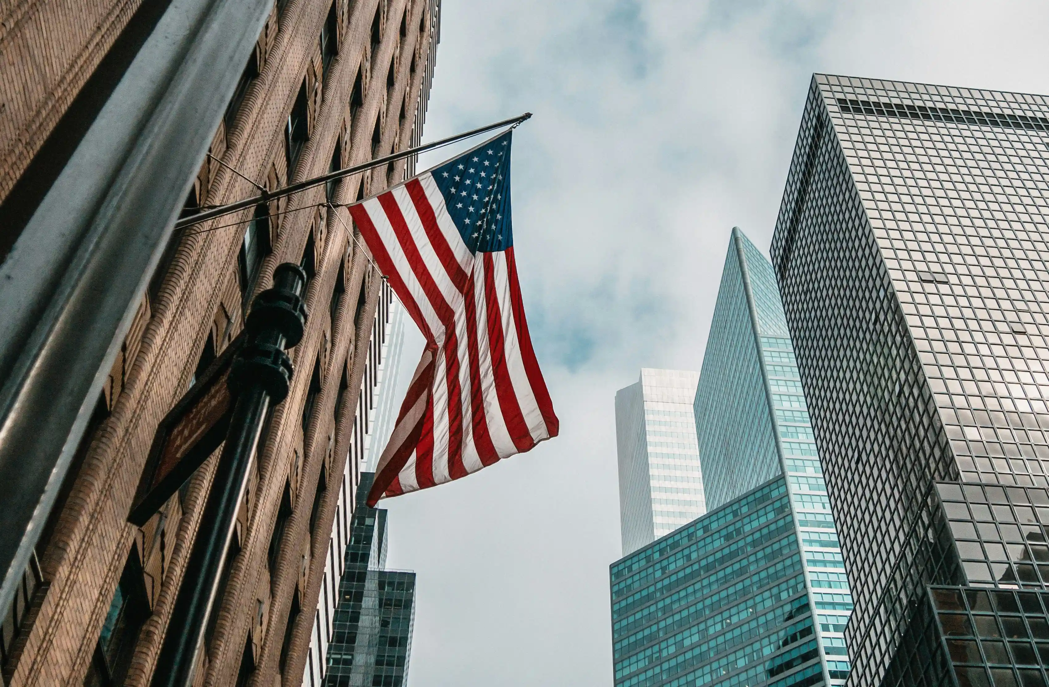 Fed recorta tasa y ve crecimiento más sólido gracias a la IA