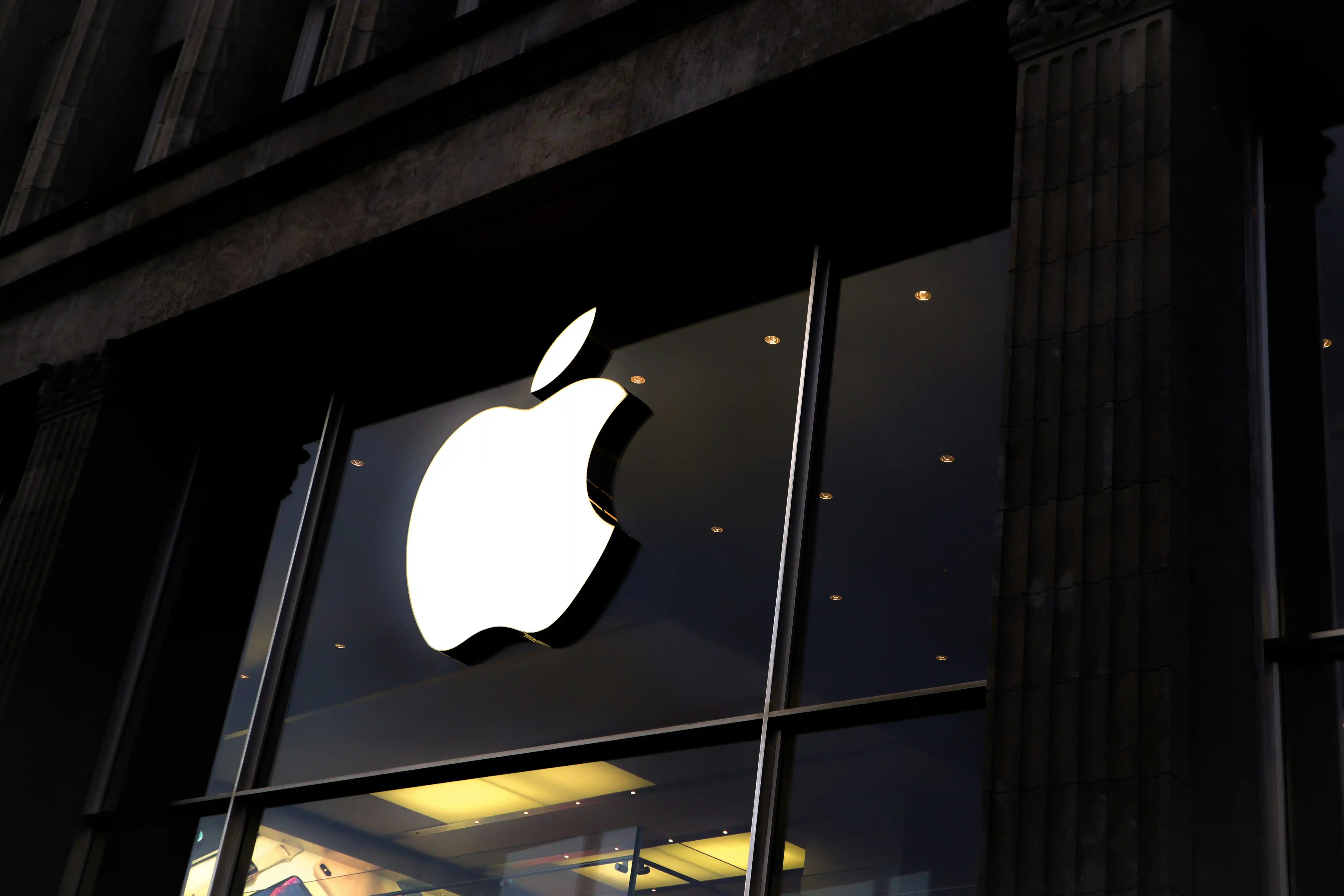 Apple consolida su resiliencia: Consumo fuerte y giro en chips