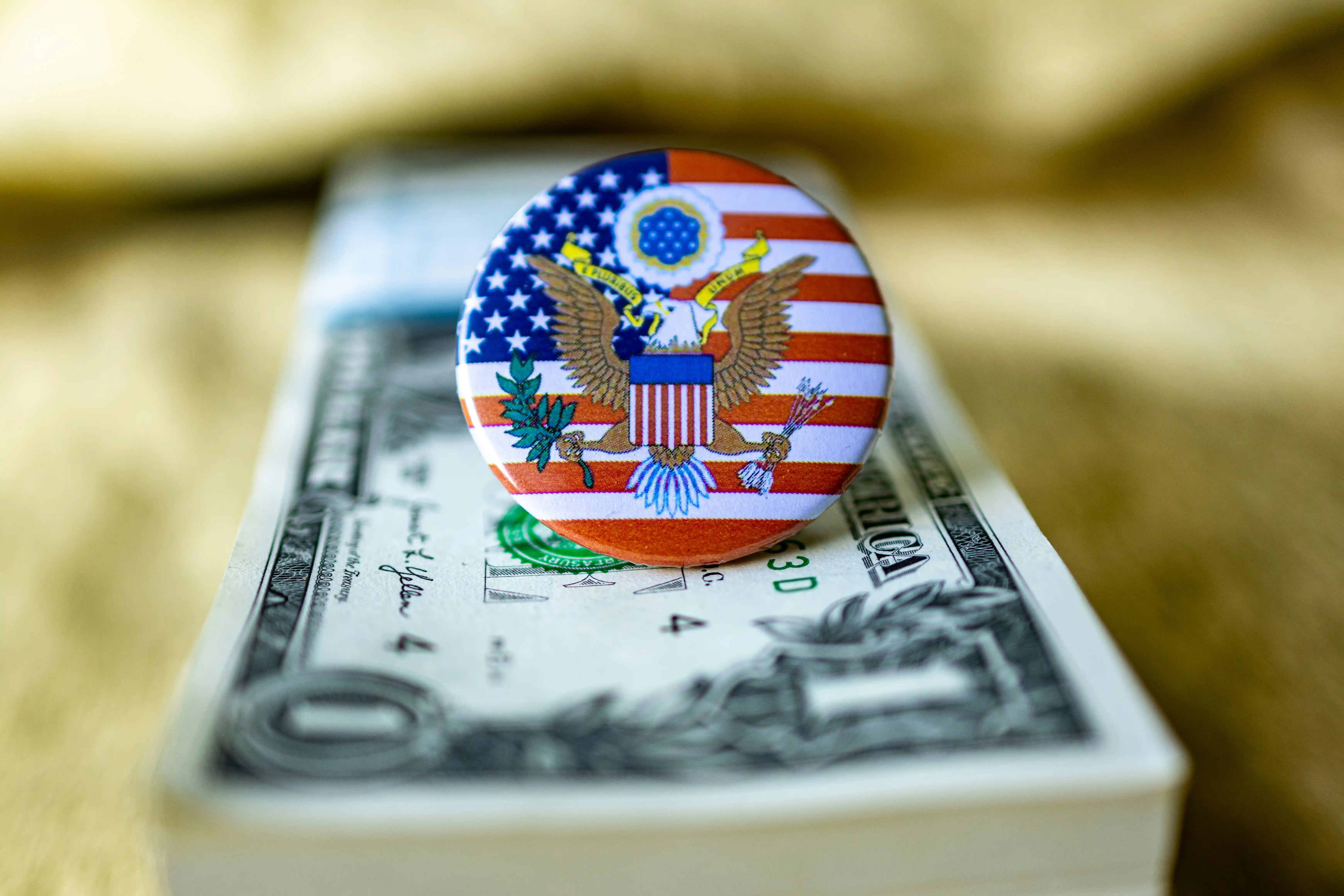 El dólar recupera terreno ante tono cauteloso de la Fed