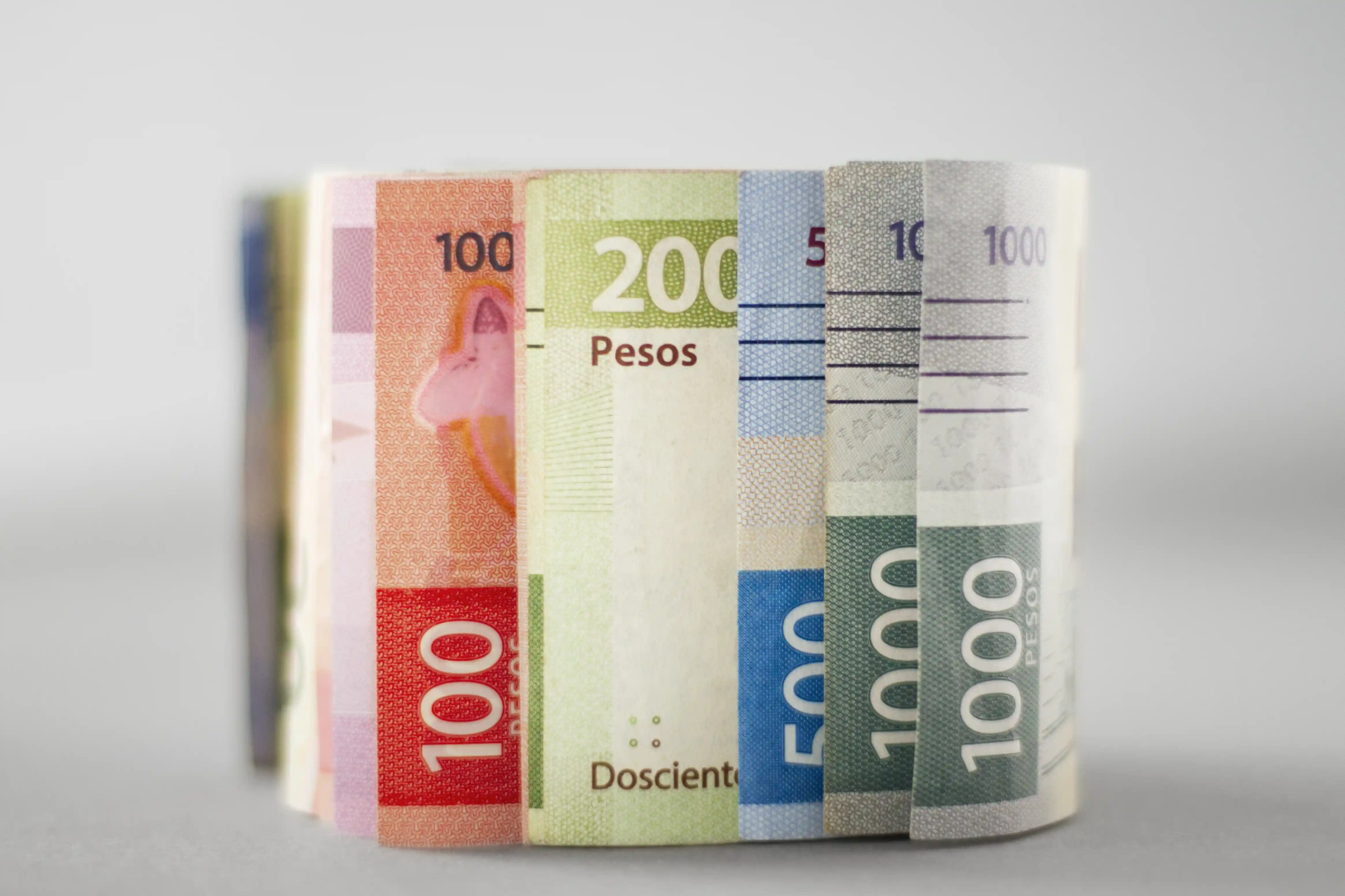 El peso mexicano se mantiene firme pese a la volatilidad global