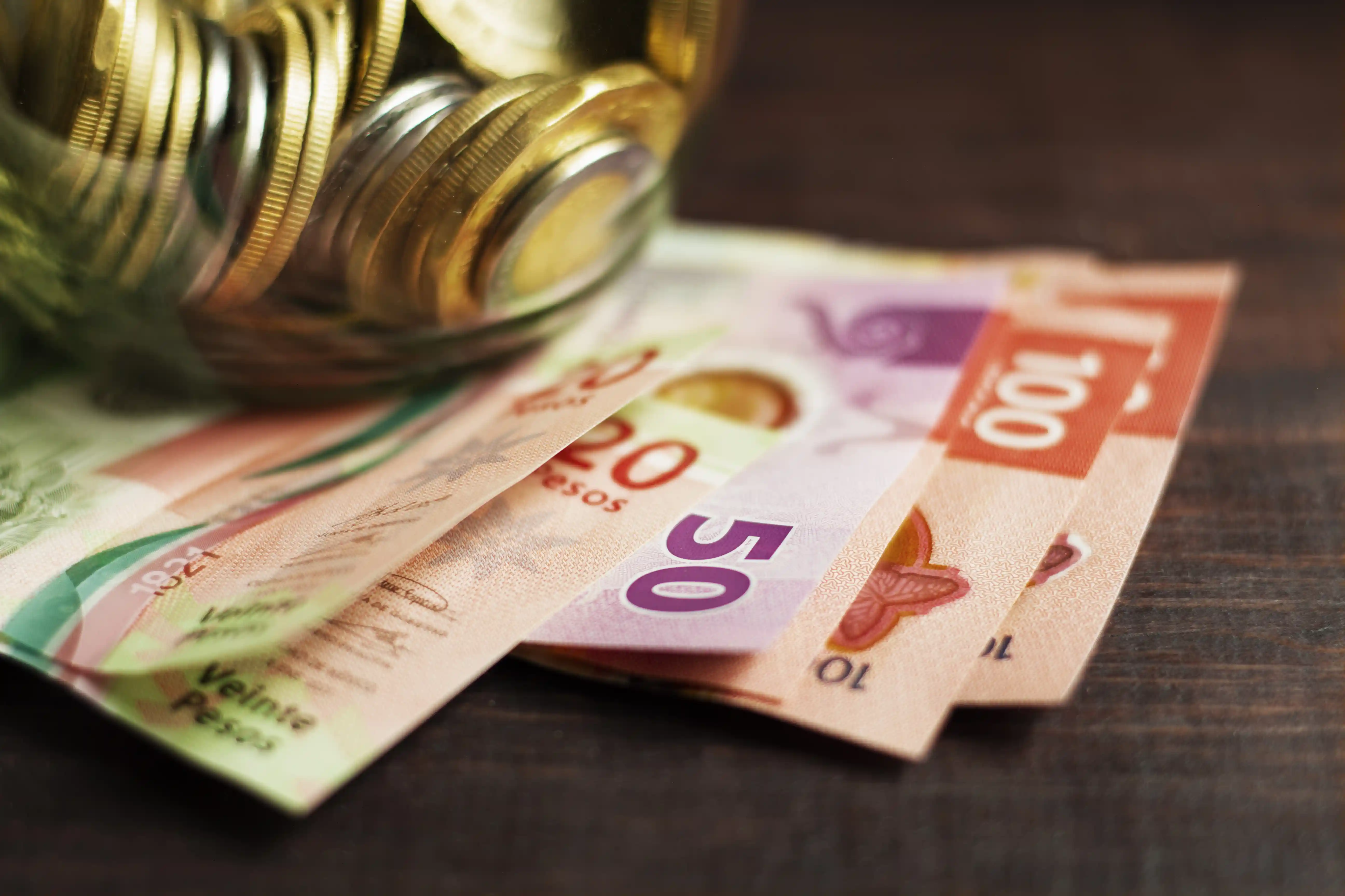 Peso mexicano rompe el piso de 18.00 ante debilidad del dólar