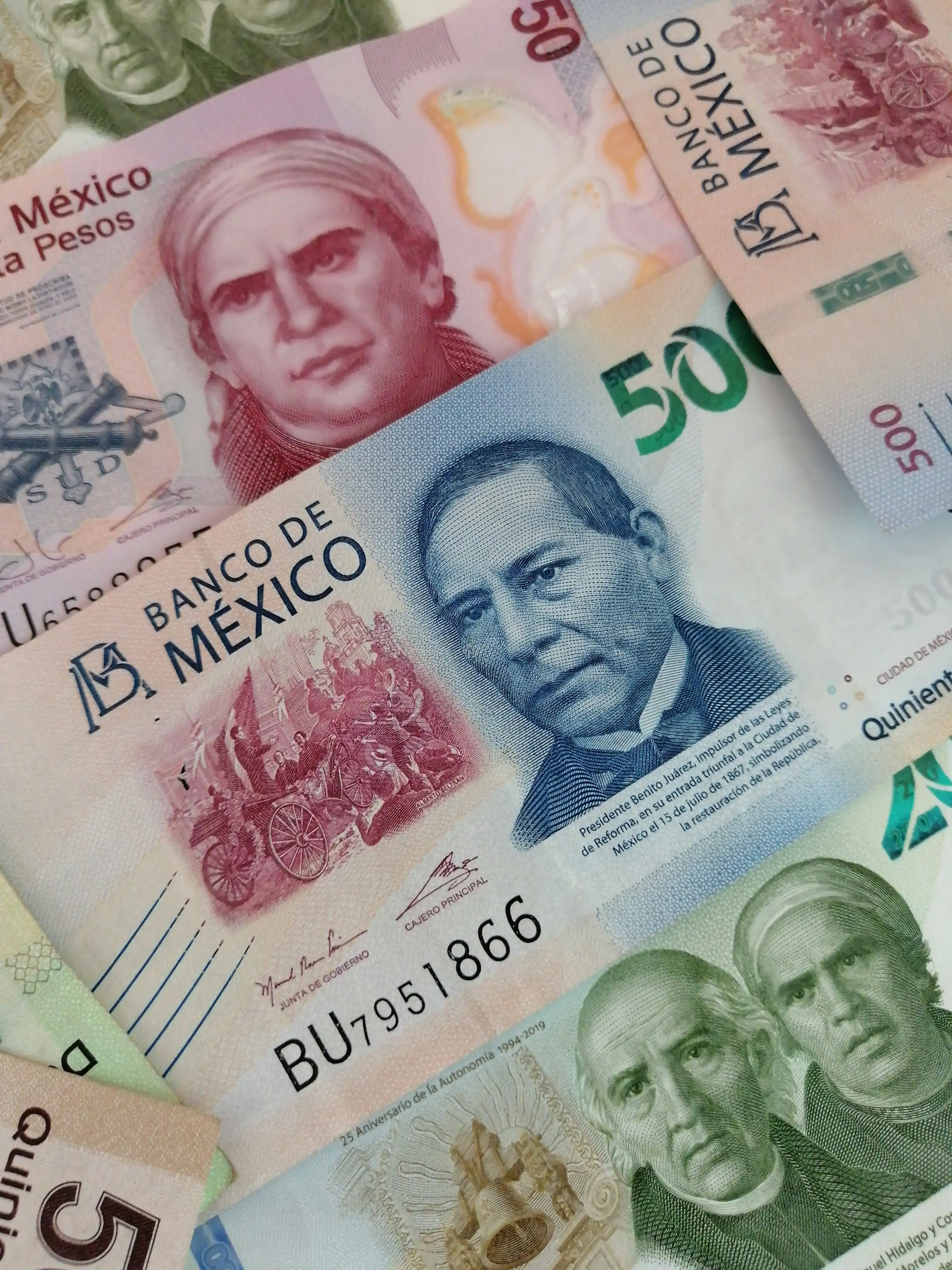 El peso mexicano se debilita ante el aumento de las tensiones en Medio Oriente