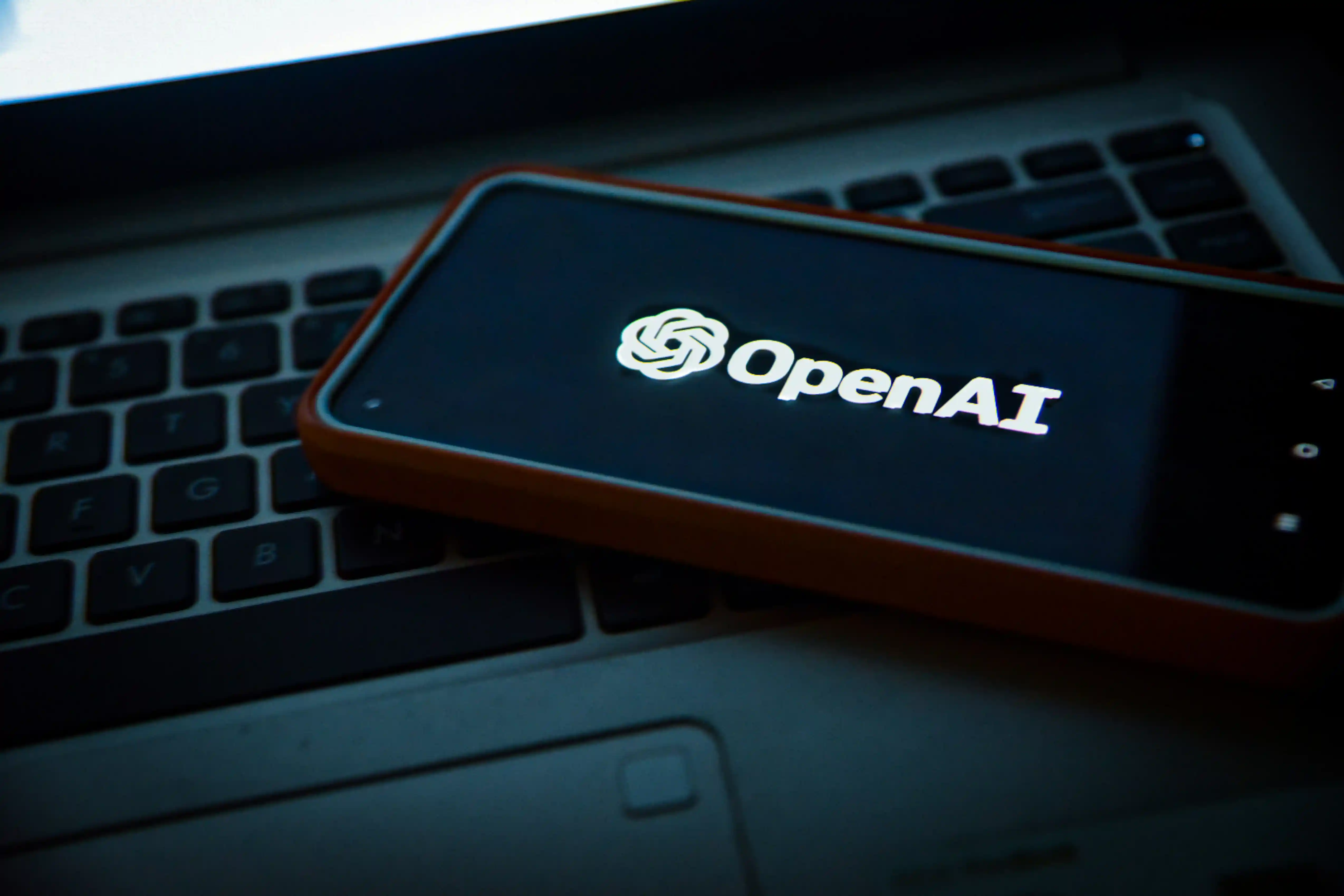OpenAI acelera ingresos y adopción de inteligencia artificial