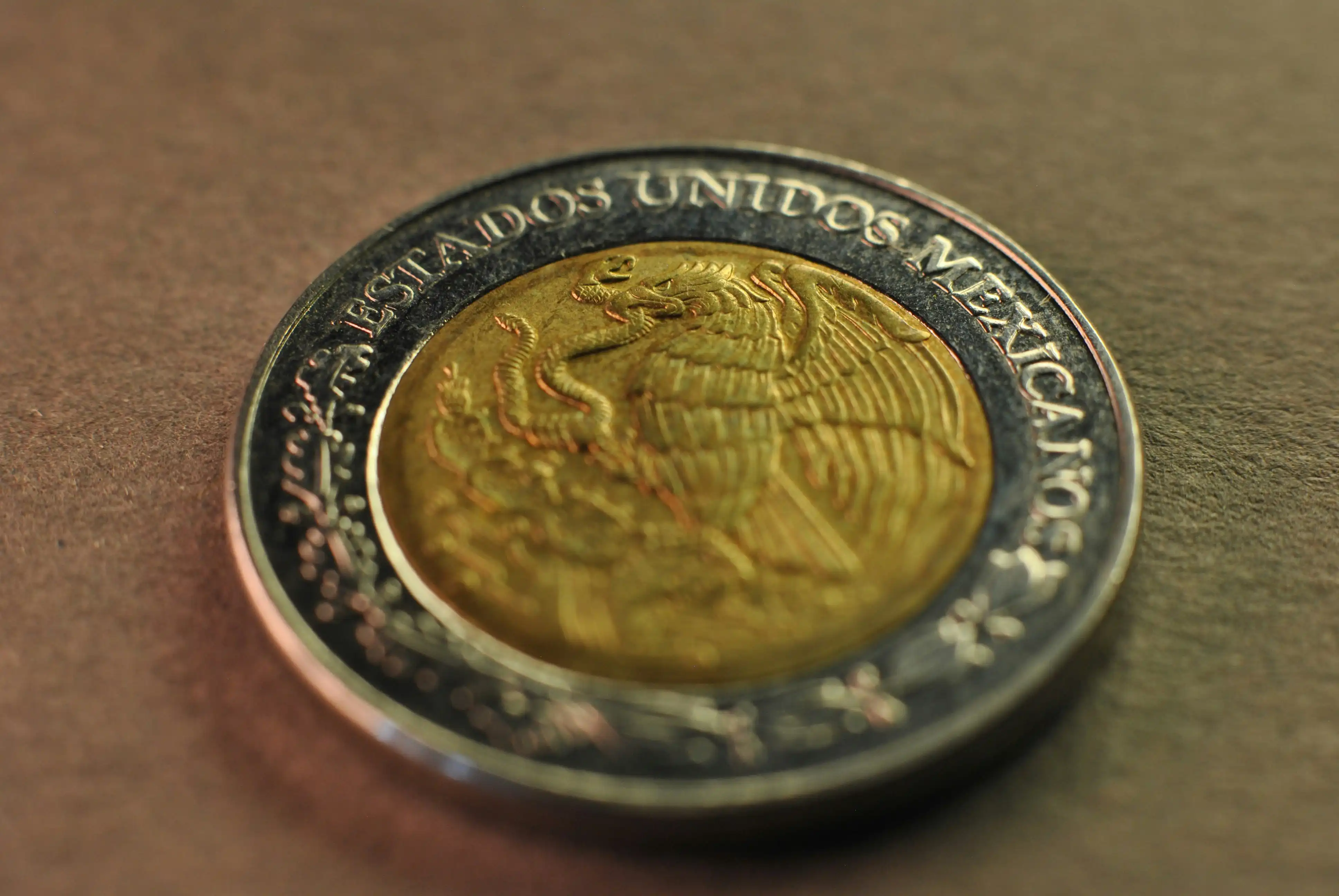 La moderación inflacionaria en México y las expectativas de política monetaria en Estados Unidos sostienen el optimismo sobre la moneda local
